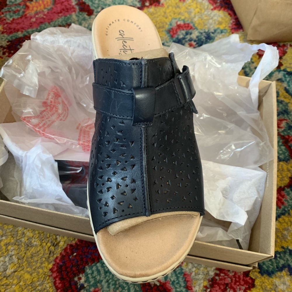 BRAND NEW Clarks navy mule sandals